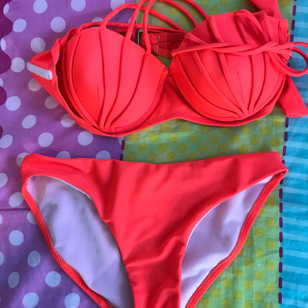 Bikini - Picture 2 of 4